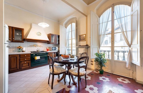 Duomo Apartment | Perfect Heart of Florence-Super Upscale Location-Roomy-Washer-Elevator