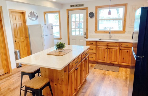 The Bays House | Perfect Lakefront Family Get-A-Way/Private Dock/Firepit/Sandy Beach