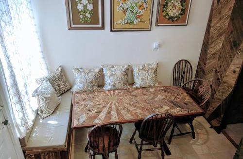 Russian Hill Apartment | Perfect Location - 4BD,1BA - Restored Redwood Home