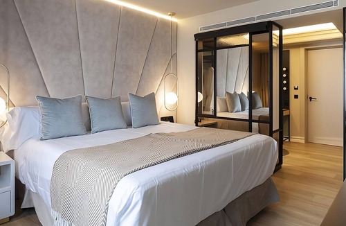 Sant Nicolau Hotel | Perfect Location for Getaway! Relaxing Room w/Large Window, King/2 Twin Bed