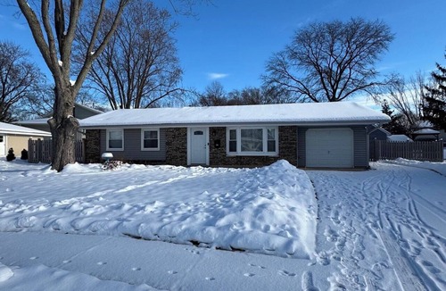 Fox Valley House | Perfect modern 3-bedroom house Near Chicago Fireplace & Yard