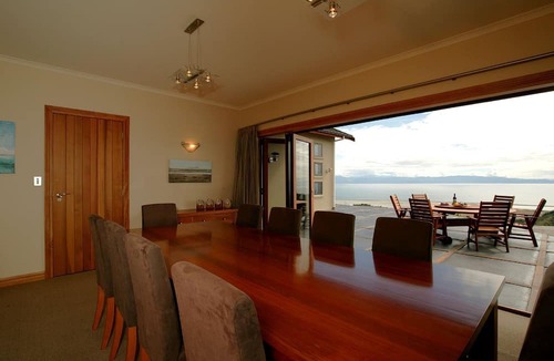 Todds Valley Cabin | Perfect Ocean Getaway with Breakfast on Tasman Bay in Nelson, New Zealand