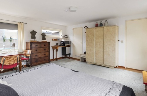 Stadionbuurt Bed & Breakfast | Perfect Private Studio In UNIQUE Houseboat Village!