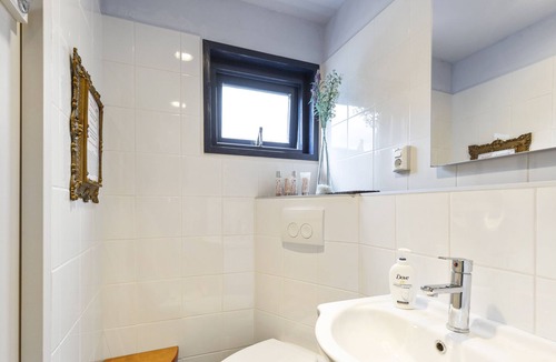 Stadionbuurt Bed & Breakfast | Perfect Private Studio In UNIQUE Houseboat Village!
