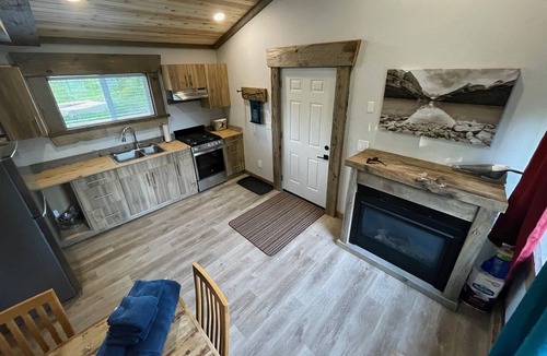 Lakelse Cabin | Perfect Short Term Home - Work & Play