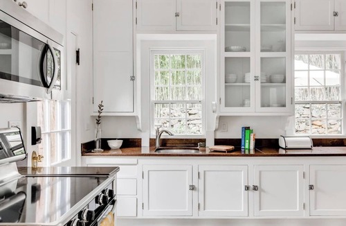 Jefferson Park Avenue House | Perfect UVA Location | Historic Boone-White House