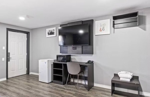 Cleburne Hotel | Perfect Vacation Stay: Relax in Stylish Room + Explore Local Cleburne Landmarks