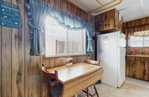 Bayview Boat Rental | Perfect Waterfront Fishing Retreat - Floating Home in the Bayview Marina