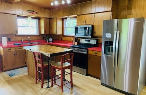 Williamsburg Cottage | *Perfect Waterfront Home* (Skegemog/Torch/Elk)