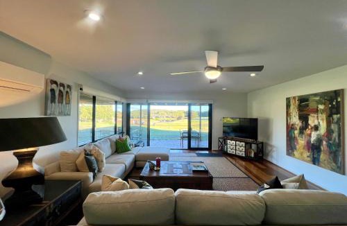 Salamander Bay Apartment | Perfect weekend getaway plus golf at your doorstep