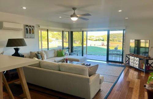 Salamander Bay Apartment | Perfect weekend getaway plus golf at your doorstep