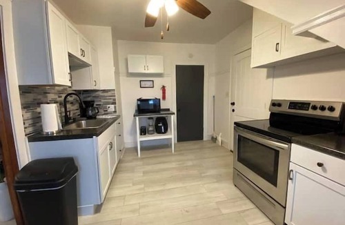 West Allis Apartment | Perfectly Convenient MKE Location 2 BR Upper!