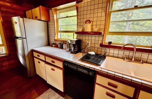 Makawao House | PERMITTED Charming LOG HOUSE Farm Stay! Upcountry Maui. Magical and Peaceful!