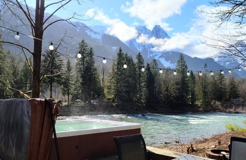 Gold Bar Cottage | Persis Perch: Charming riverfront, stunning views