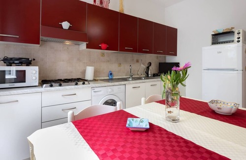 Perugia House | Perugia Centrale in Zona Super Servita in Città, Unica con Giardino e Posto Auto