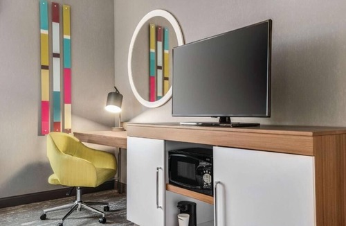 Brooklyn Park Hotel | Pet + Family-Friendly Destination Central for Exploring Trails + Downtown Spots