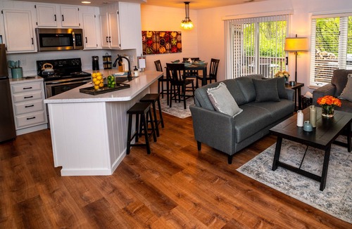 The Galena Territory House | Pet Free Home/Owner Club Access/Steps to Pool/Winter Sports/Near Resort and Golf
