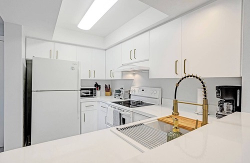 Lauderdale-by-the-Sea Condo | Pet Friendly Lauderdale by The Sea Beach Pad!