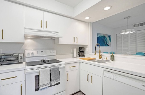 Lauderdale-by-the-Sea Condo | Pet Friendly Lauderdale by The Sea Beach Pad!