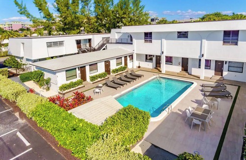 Deerfield Beach Apartment | Pet-Friendly 1BR 75 Yards to Beach Pool