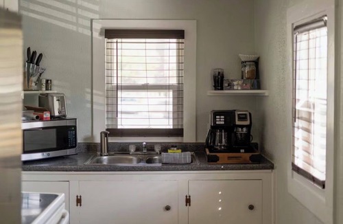 Gainesville House | Pet friendly 1bd/1b unit with living space and full kitchen