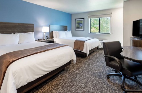 Sundance Hotel | Pet-Friendly 2-Queen Stay | Full Kitchen | 2.7 mi to Skyline Regional Park