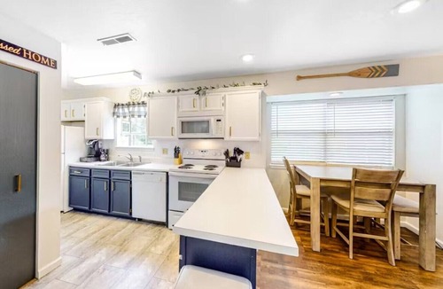 Indian Point Condo | Pet-Friendly 2BR | Walk-In | Spacious Deck