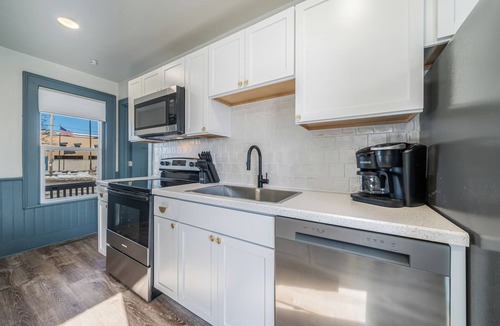 Appleton Apartment | Pet-Friendly 2BR | Workspace & Free Parking | Historic