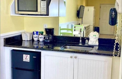 Atlantic Beach Hotel | Pet-friendly, 3 Blocks to Beach, Pool, #104