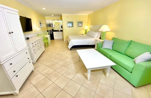Atlantic Beach Hotel | Pet-friendly, 3 Blocks to Beach, Pool, #108