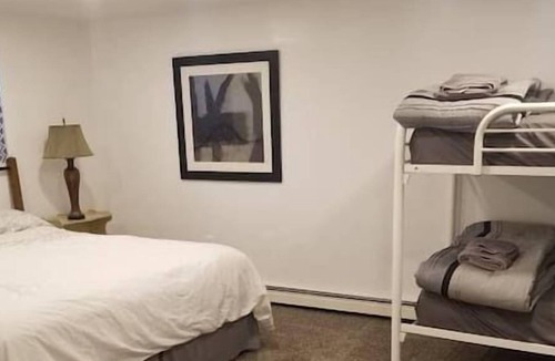 Layton House | Pet Friendly 3bd/2ba city retreat & Waffles