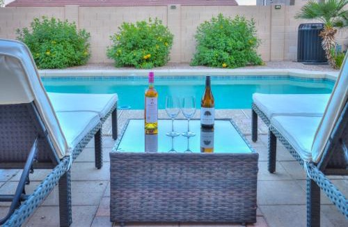 Villago House | Pet friendly 3br 2ba Private optional heated Pool BBQ grill Golf Clubs close to park