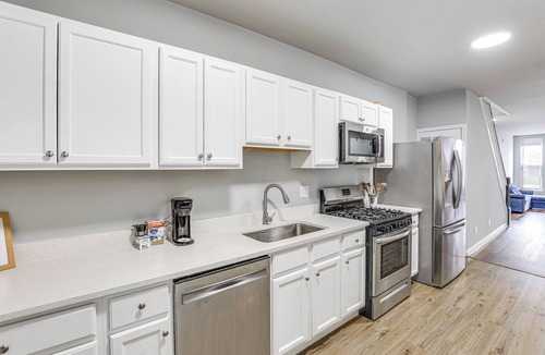 Downtown Baltimore House | Pet-Friendly 3BR Rowhouse: Walk to Patterson Park!