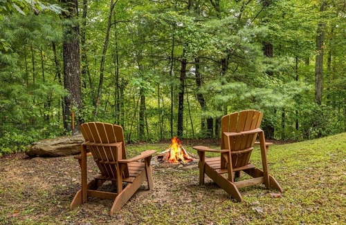 Fairview Cabin | Pet-Friendly A-Frame w/Hot Tub, Fenced Yard + Biltmore Pass – Near Asheville