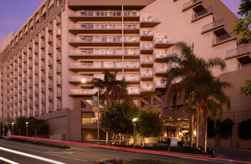Ocean Park House | Pet-friendly Accommodations near Famous Venice Beach - Outdoor Pool