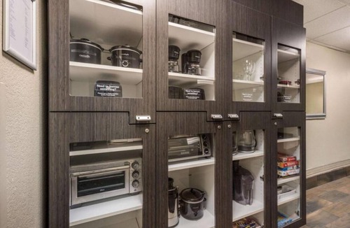 North Arlington Hotel | Pet-friendly Accommodation Near Hurricane Harbor Arlington! Parking, Pool!