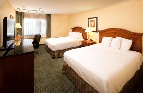 Wenatchee Hotel | Pet-friendly Accommodation with Outdoor Pool, Free Parking, Spacious Unit!
