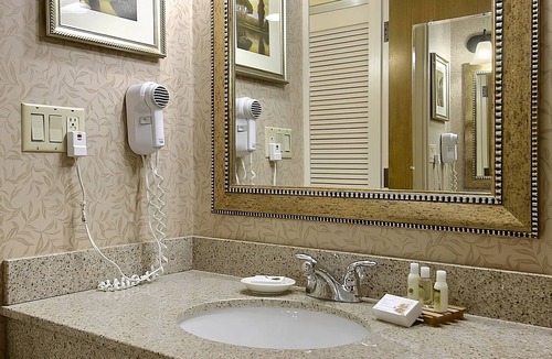 Wenatchee Hotel | Pet-friendly Accommodation with Outdoor Pool, Free Parking, Spacious Unit!