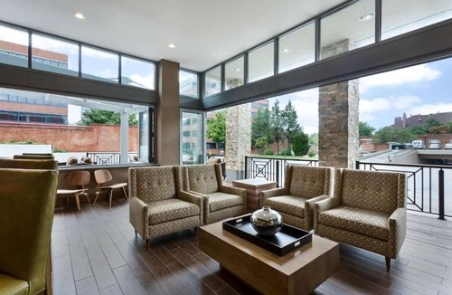 North Clayton Hotel | Pet-Friendly and Modern Room for Families Near St. Louis Zoo and Cultural Sites