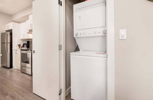Shaganappi Apartment | Pet Friendly Apartment w/Free Underground Parking