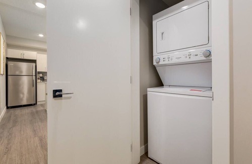 Shaganappi Apartment | Pet Friendly Apartment w/Free Underground Parking