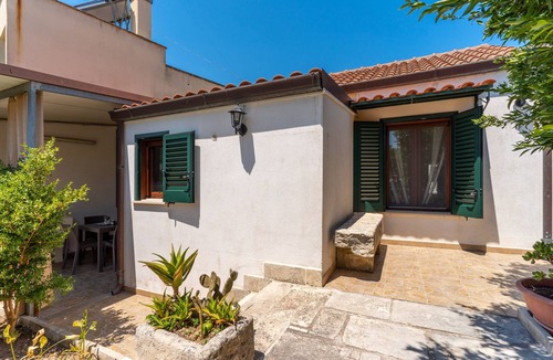 Cannole House | Pet-Friendly Apartment 'Domus Lucia - Tredomus' with Garden & A/C