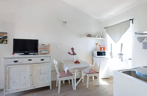 Arcola Apartment | Pet-Friendly Apartment Rosadimaggio Violetta with Balcony & Wi-Fi