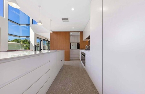 Buddina House | Pet friendly Luxury stay walk to beach & Heated Pool