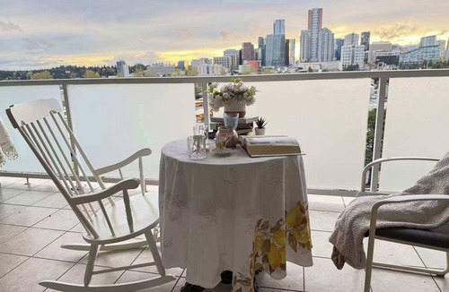 Wilburton House | Pet Friendly Bellevue Condo with Stunning City Views