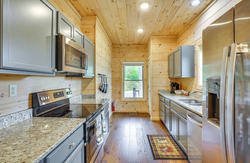 Todd Cabin | Pet-Friendly Boone Cabin w/Mtn Views & Hot Tub!