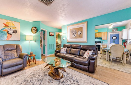 Whitney Beach Cottage | Pet-friendly Bradenton Home ~ 3 Mi to Cortez Beach