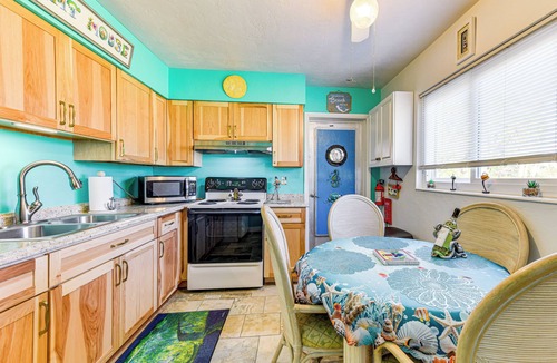 Whitney Beach Cottage | Pet-friendly Bradenton Home ~ 3 Mi to Cortez Beach