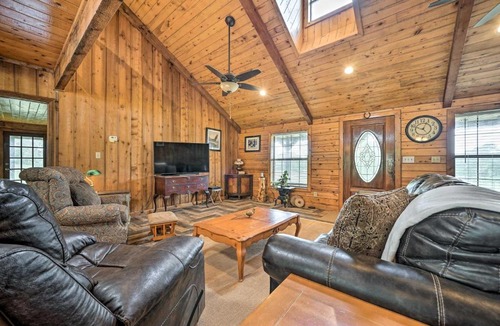 Pickens House | Pet-Friendly Broken Bow Gem with Deck and Grill!