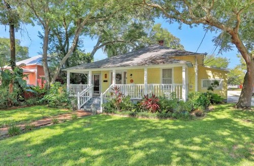 St. Augustine Cottage | Pet friendly, but please check traveling with pets, with short walk to town.